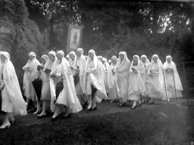 procession 1927 (3).jpg